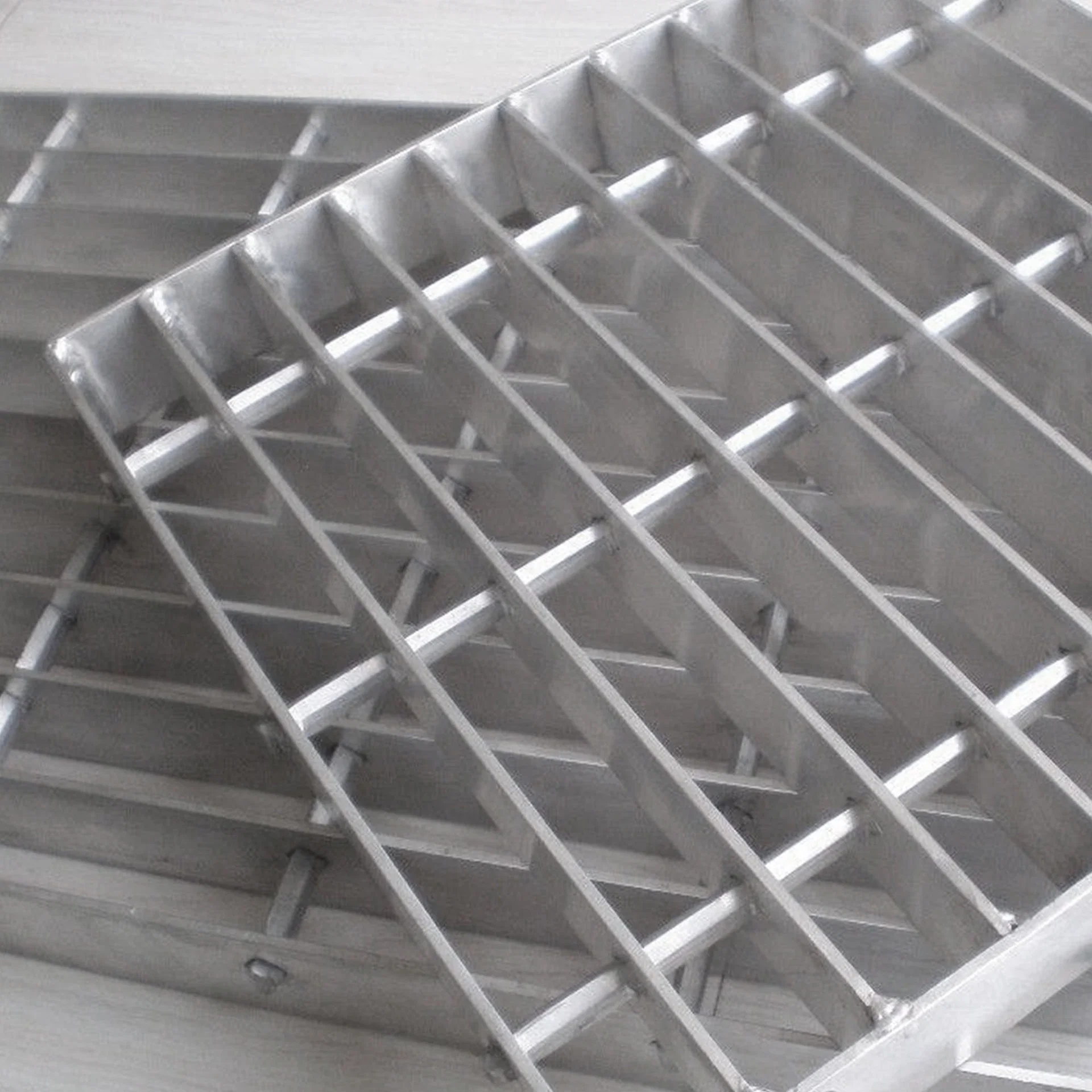 Mingwei Nice Appearance Drain Grating Manufacturing Custom Ss Floor Drain Grating China ASTM A36 A1011 A569 Q235 S275jr Steel Grating Galvanis