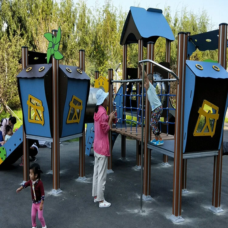 Los niños juegan la escuela utiliza equipos de diversión al aire libre