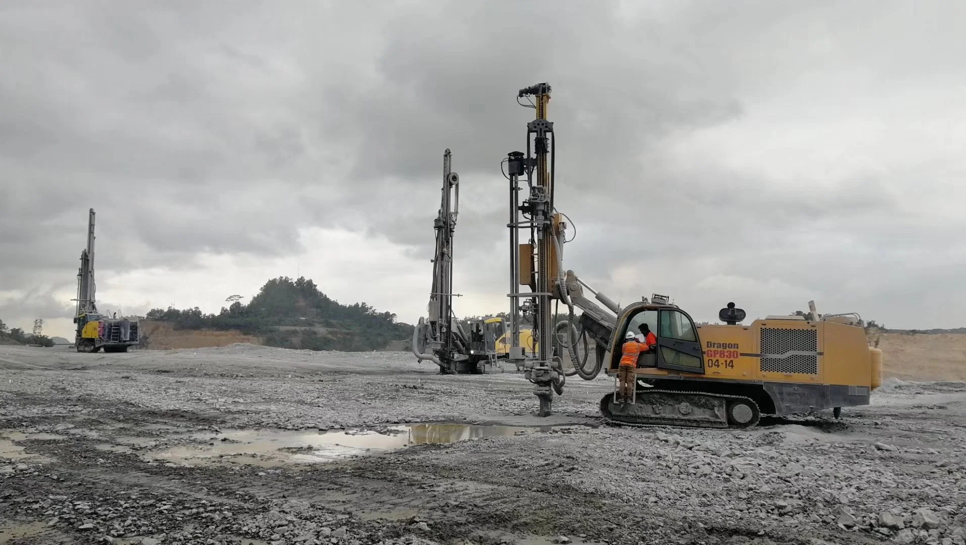 من فضلك قم بترجمة المحتوى التالي إلى العربية: "Hydraulic Crawler Truck Mounted DTH RC Down The Hole Hammer Rock Impact Drilling Rig Top Hammer Blasting Water Well Surface Vertical Shaft Drill"