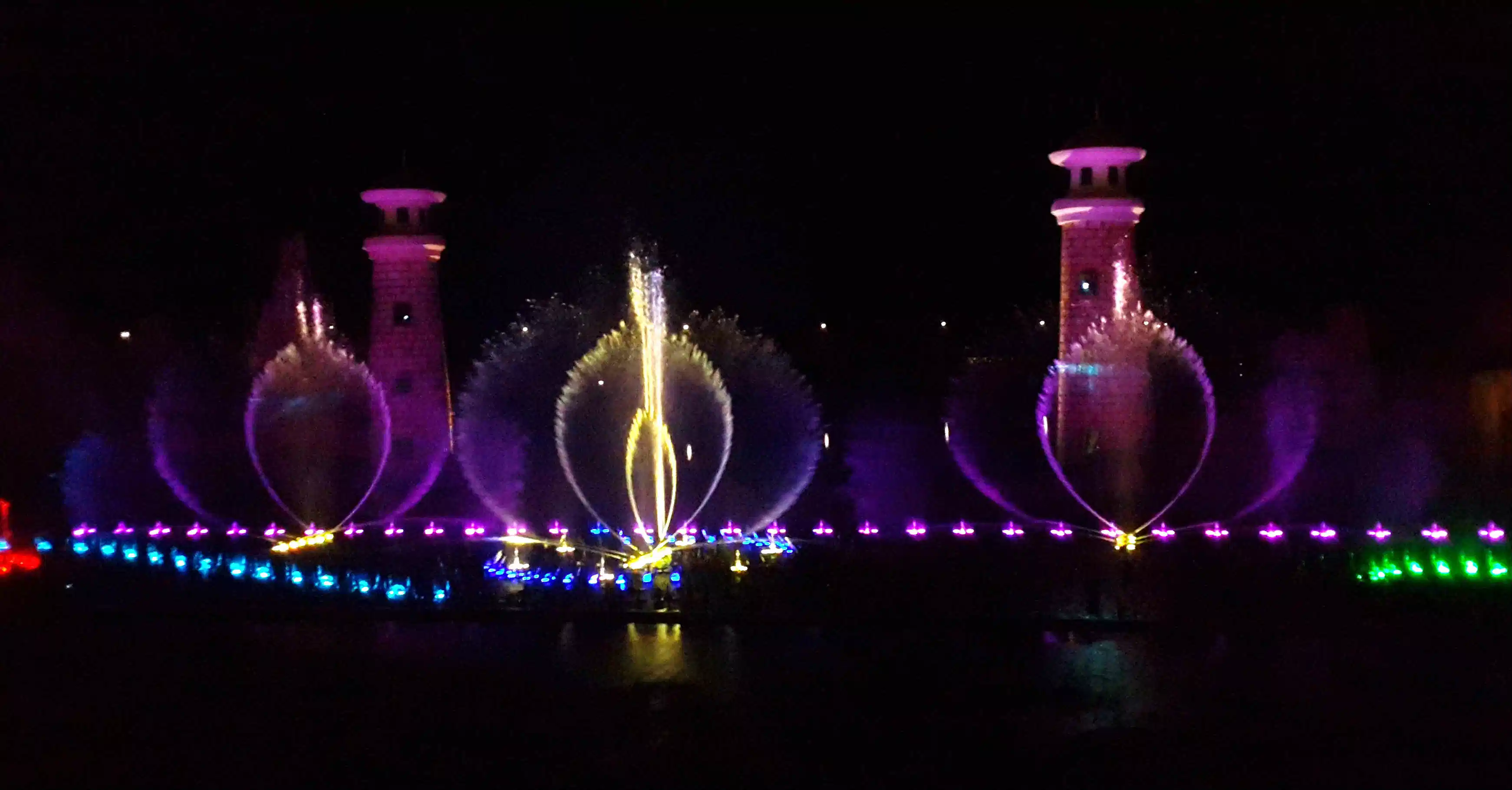 Large Music Dancing Fountain Project Combining with Laser Water Screen and Fire Show