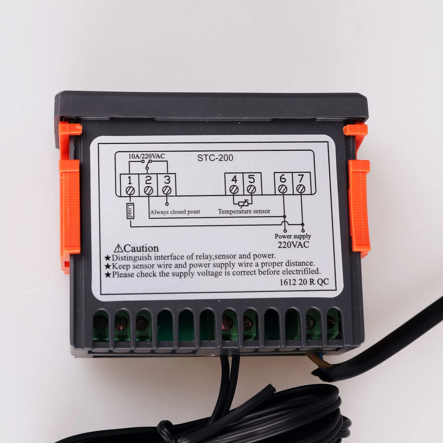 Dos modelos de controlador de temperatura de calefacción y refrigeración