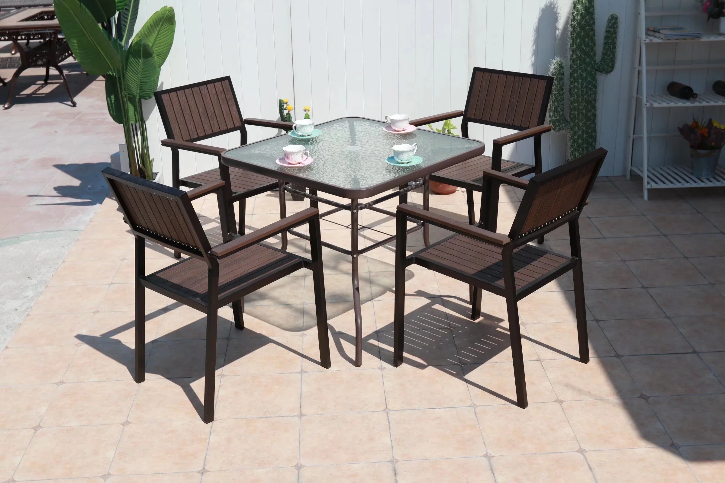 Tables et chaises en bois plastique anticorrosion pour jardin, balcon et cour extérieure, combinaison idéale pour les cafés en plein air.