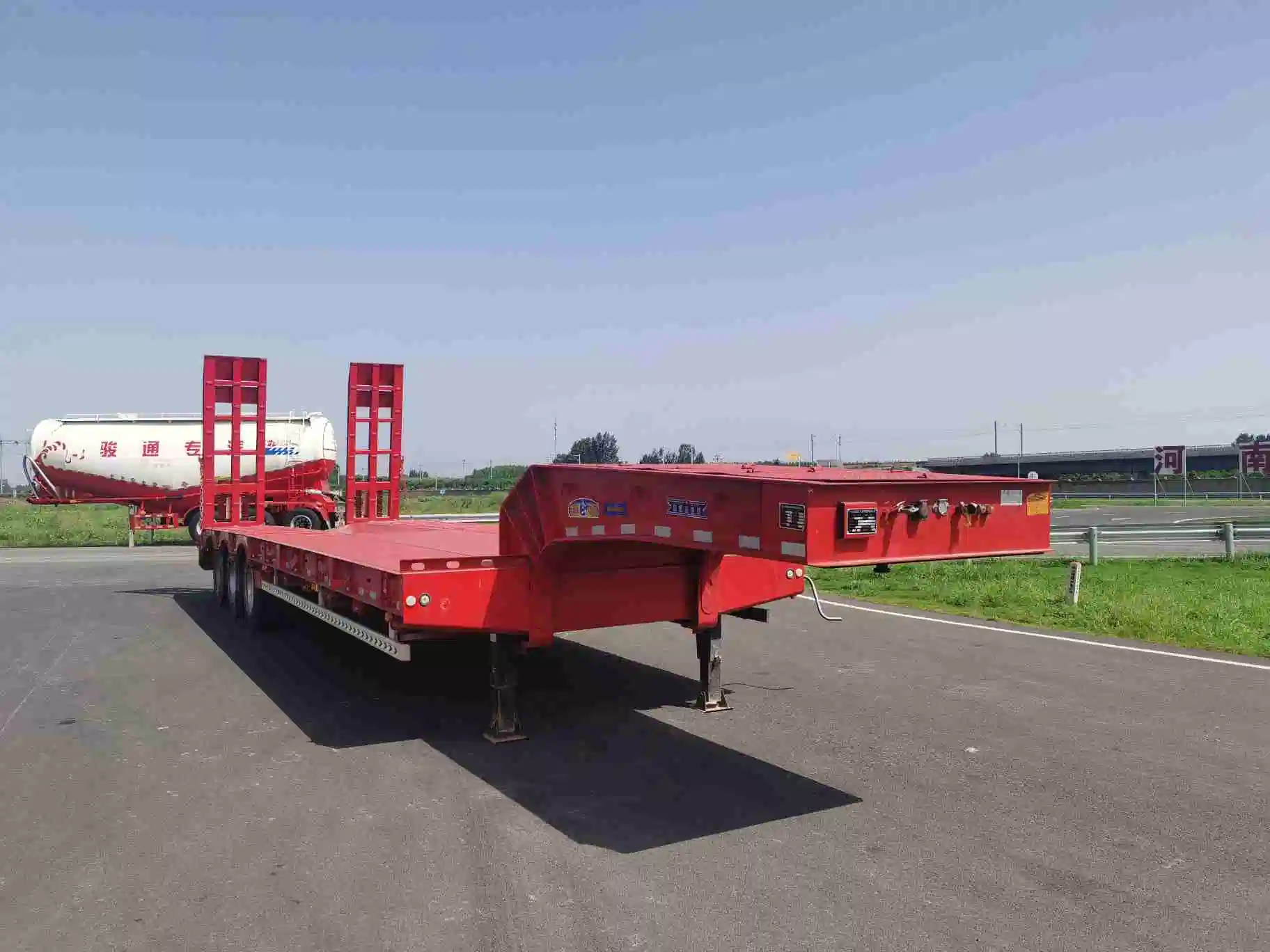 Tri-Axle 40 toneladas de cama baja remolque semi remolque Lowbed en venta