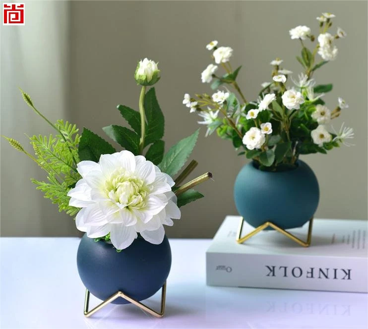 Different Color Round Shape Glass Vase with Metal Stand