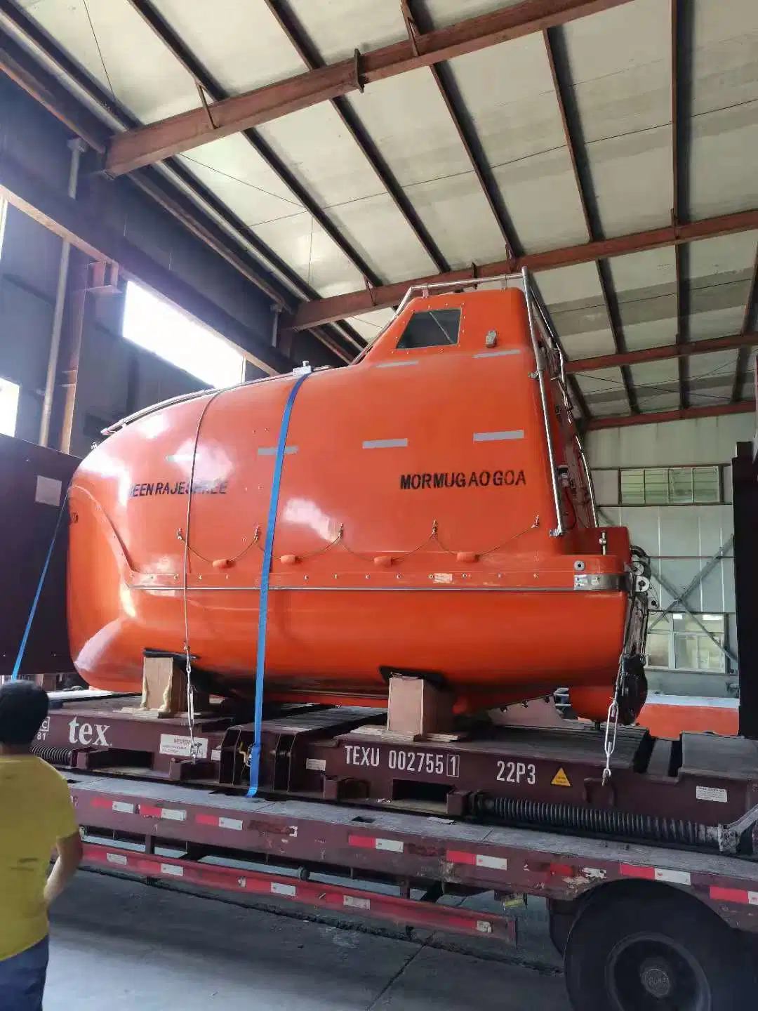 Marine Partially Enclosed Lifeboat for Lifesaving and Rescuing