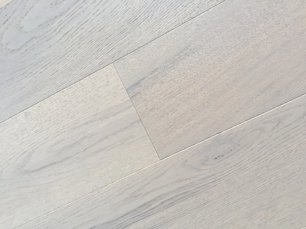 Nouvelle arrivée du bois d'ingénierie de couleur chêne chêne brossé blanc des revêtements de sol de parquet en bois dur massif parquet chêne de feuillus Fumed-de-chaussée