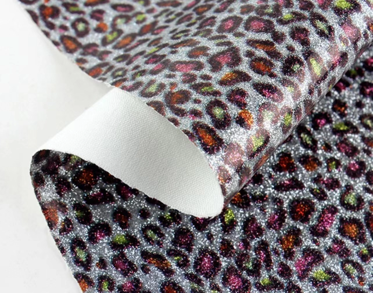 Las normas ambientales de la UE Glitter Glitter Glitter Color leopardo cuero pu color suave la cebolla en polvo de siete la impresión de leopardo de tejido de equipaje Material Artific zapatos