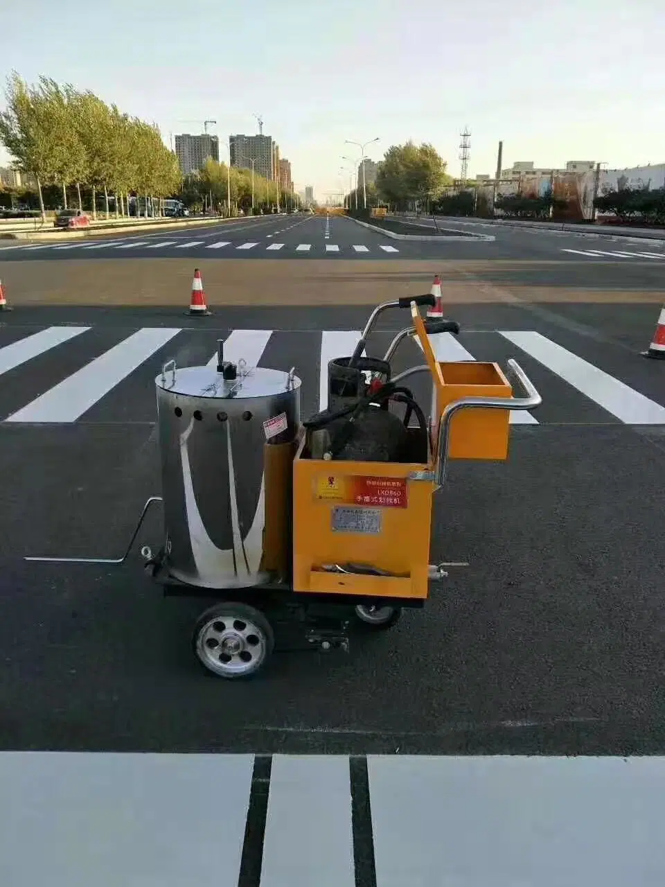 Inserción de la mano autopropulsada carretera termoplástico material para la marca de pintura termoplástica