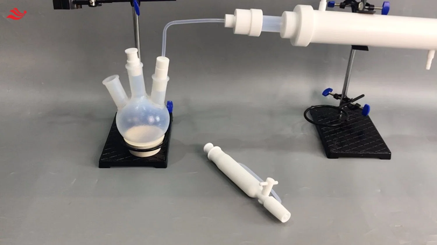 Dispositivo de reacción de destilación de fluoruro de hidrógeno para las industrias de semiconductores y farmacéuticas