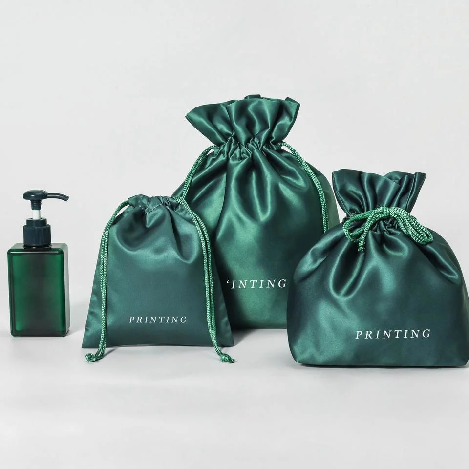 Sous-vêtements personnalisés avec logo imprimé, emballage cadeau en satin vert doux avec cordon de serrage pour lingerie et sèche-cheveux en soie pour la beauté.