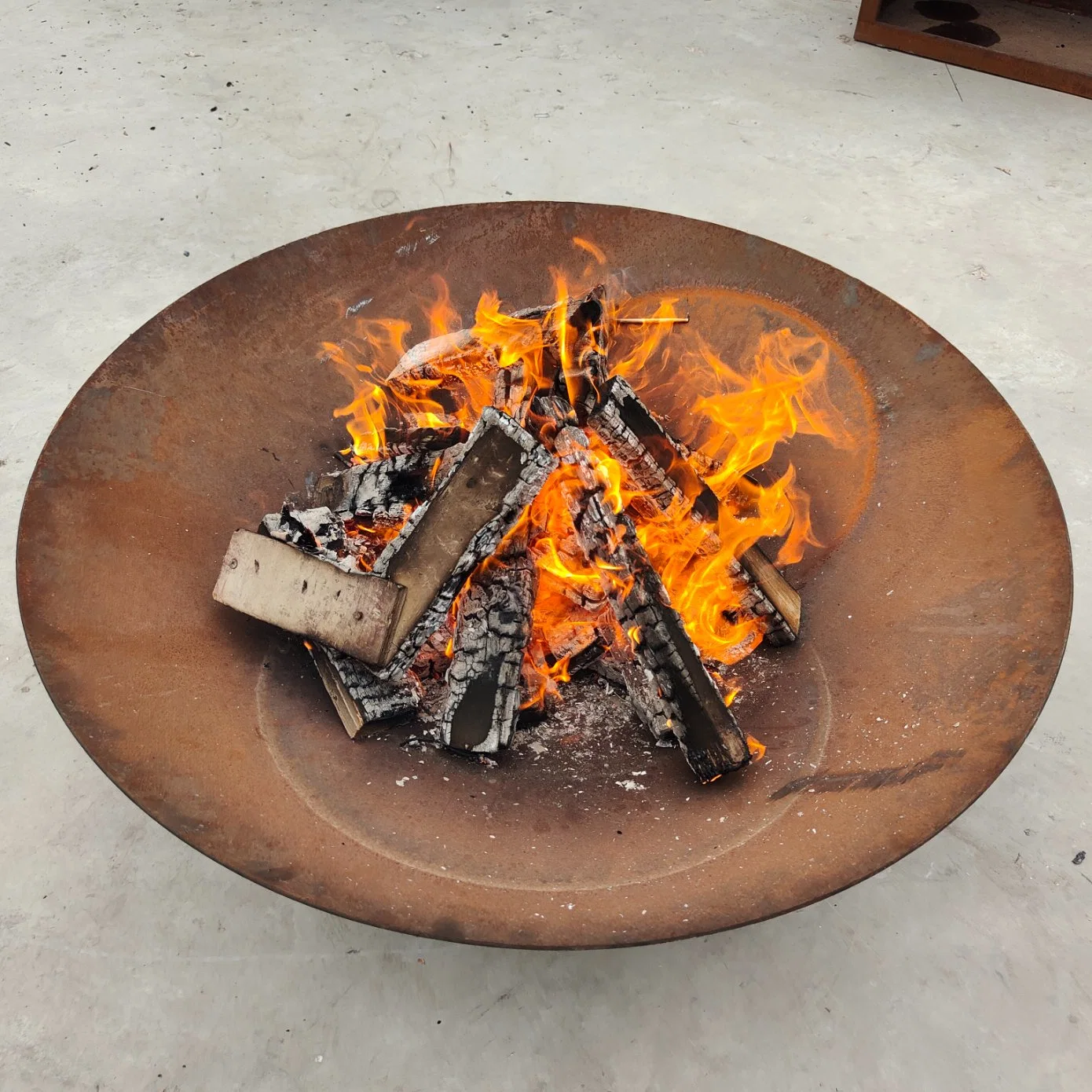 Fire Pit Outdoor 31 pouces en acier Corten pour feu de bois.