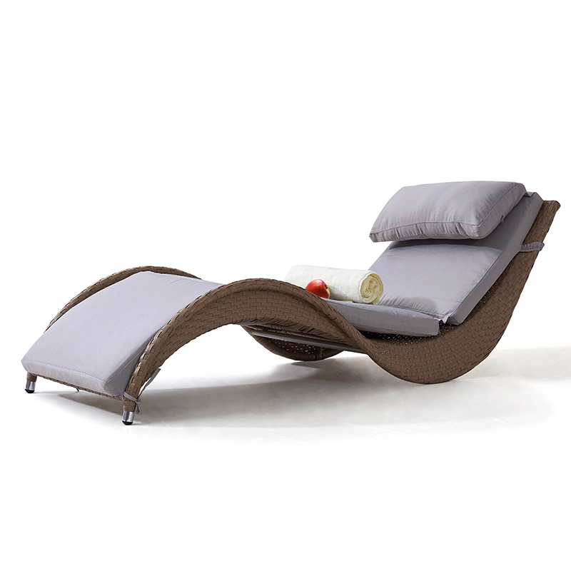 Chaise longue de jardin en rotin en forme de S en aluminium pour patio extérieur.