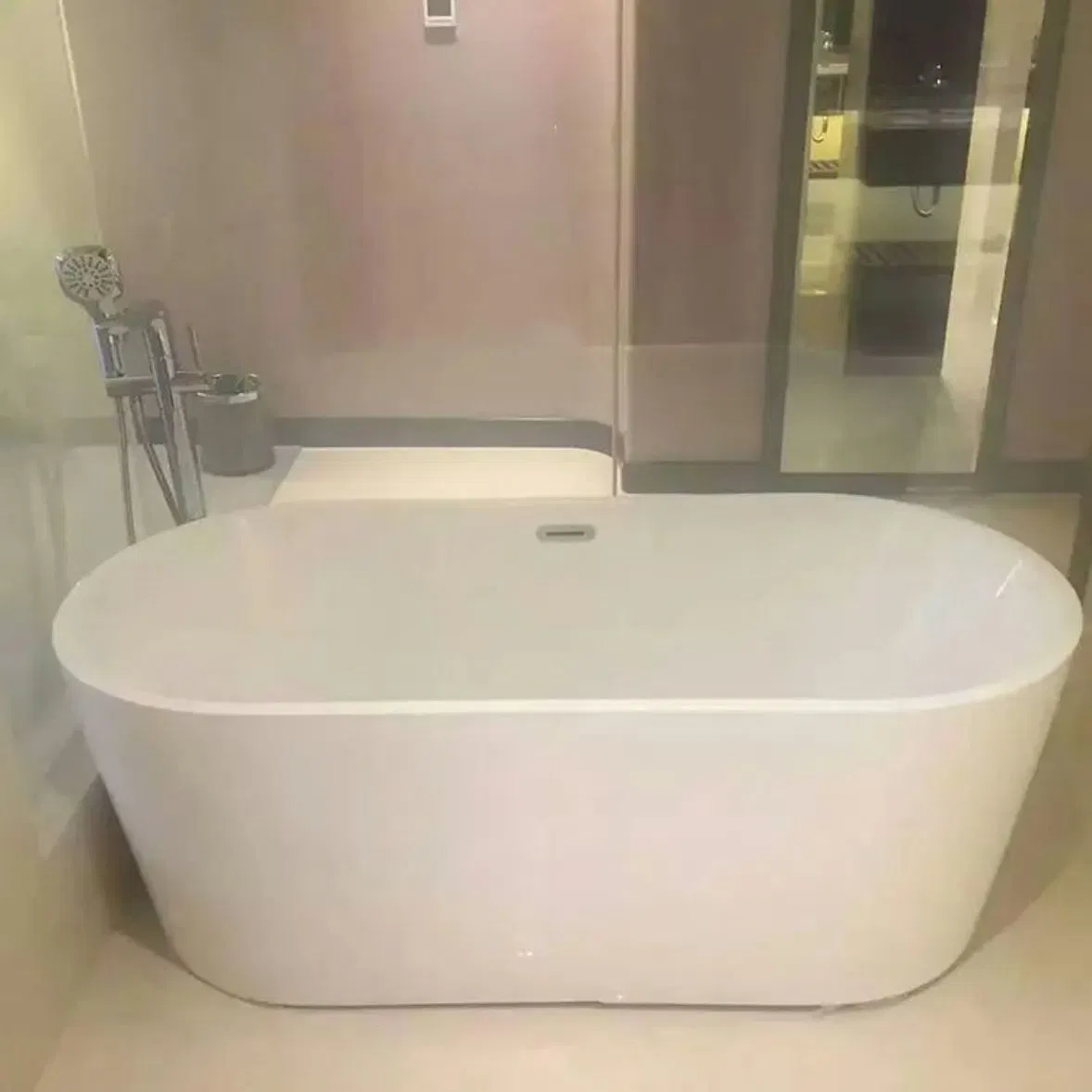 CE-Zulassung billig Acryl flache Badewanne Freizeit Badezimmer Ecke Freistehende Badewanne mit Aprensilenrock und Nische für Erwachsene