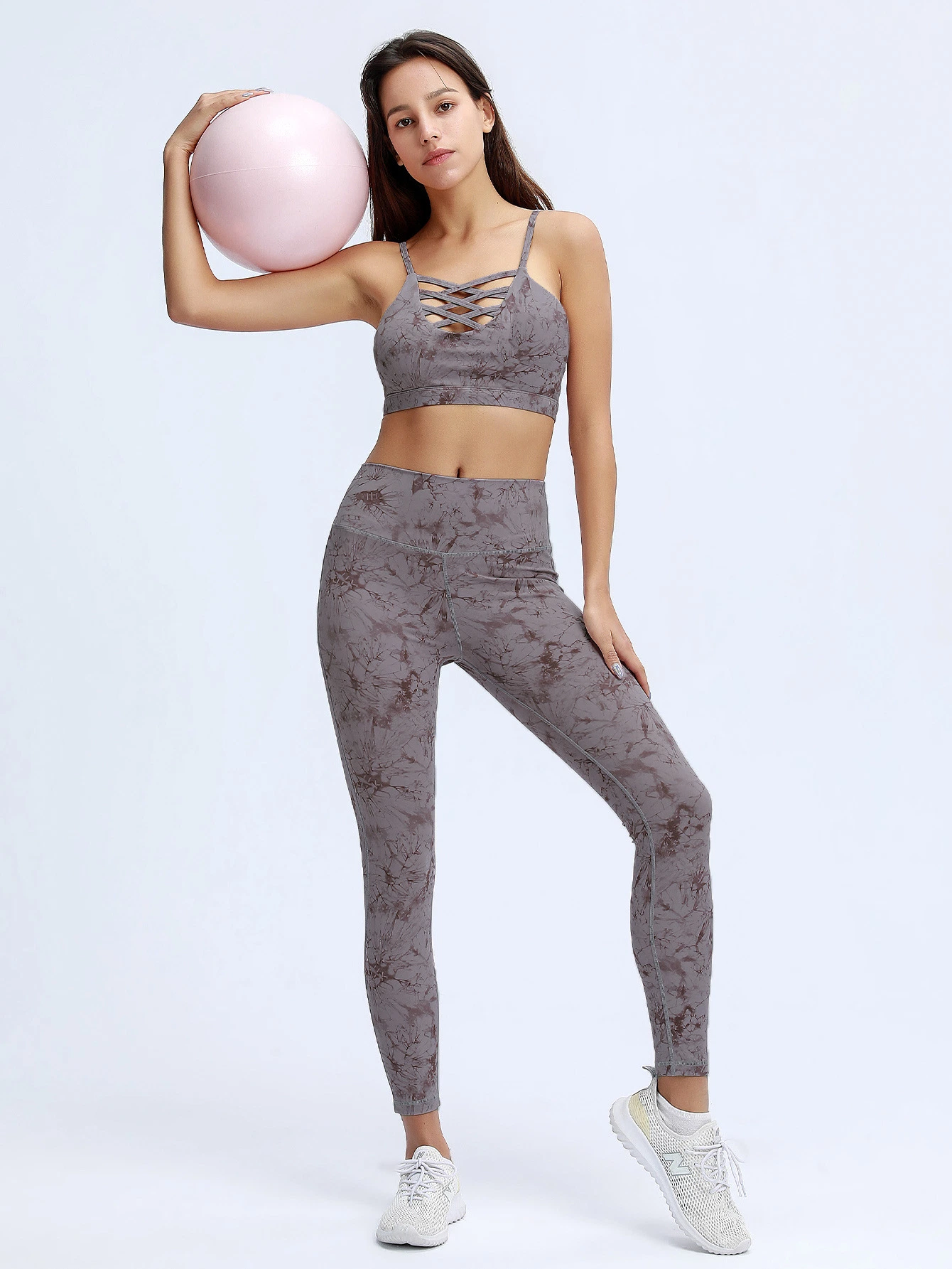 Vêtements de fitness sexy en gros de Chine, tenue de yoga, vêtements de sport athleisure, ensemble de yoga pour femmes avec bandeau et motif tie-dye pour la salle de sport et les séances de yoga.