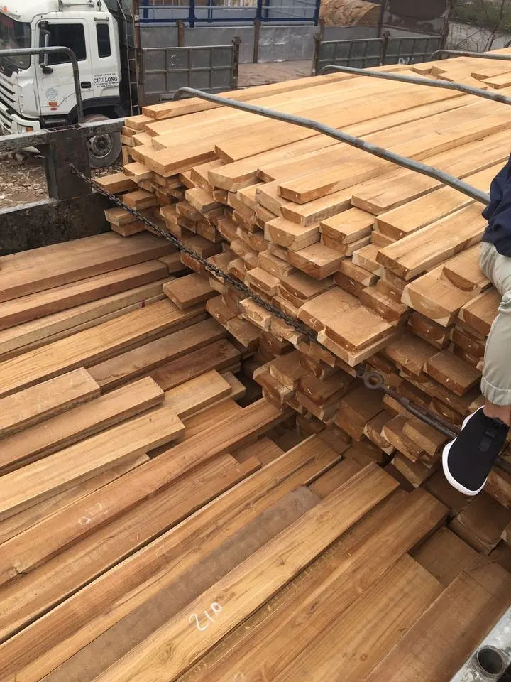 La compétitivité des prix moins cher le bois de sciage du bois produit en bois de teck du Viet Nam Fabricant bois scié en teck