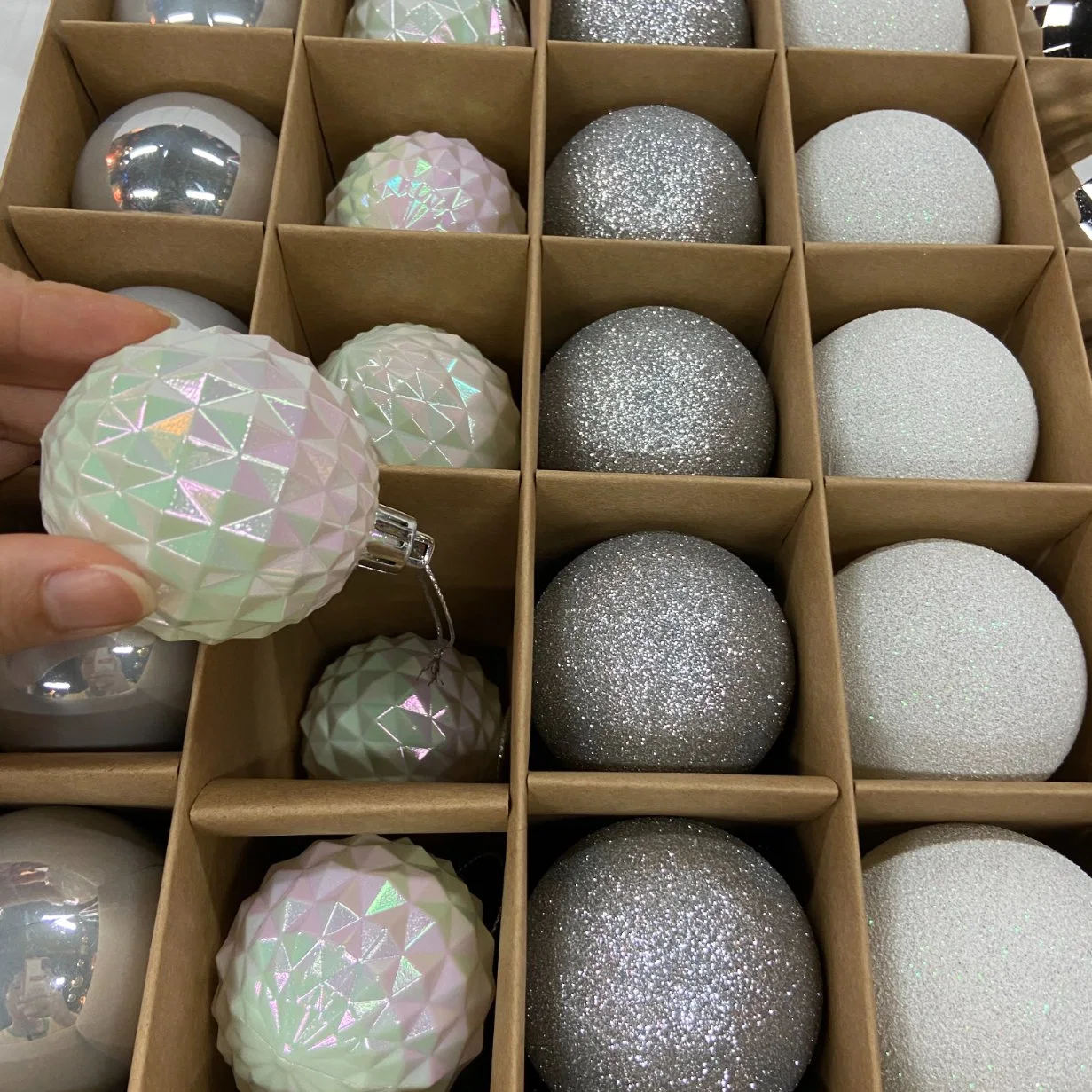 30pcs 2,36 pulgadas Plata brillante bola de Navidad con brillante Bolas de luz mate plástico bola ornamento colgante deco