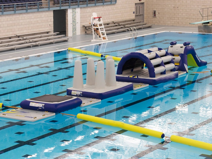Curso de obstáculos inflable para deporte acuático en la piscina