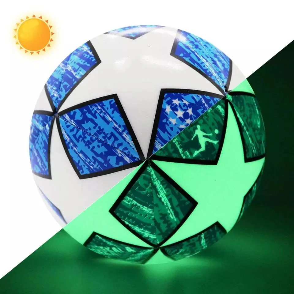 Fluoreszierender Fußball Ball reflektierender Fußball im Dunkeln