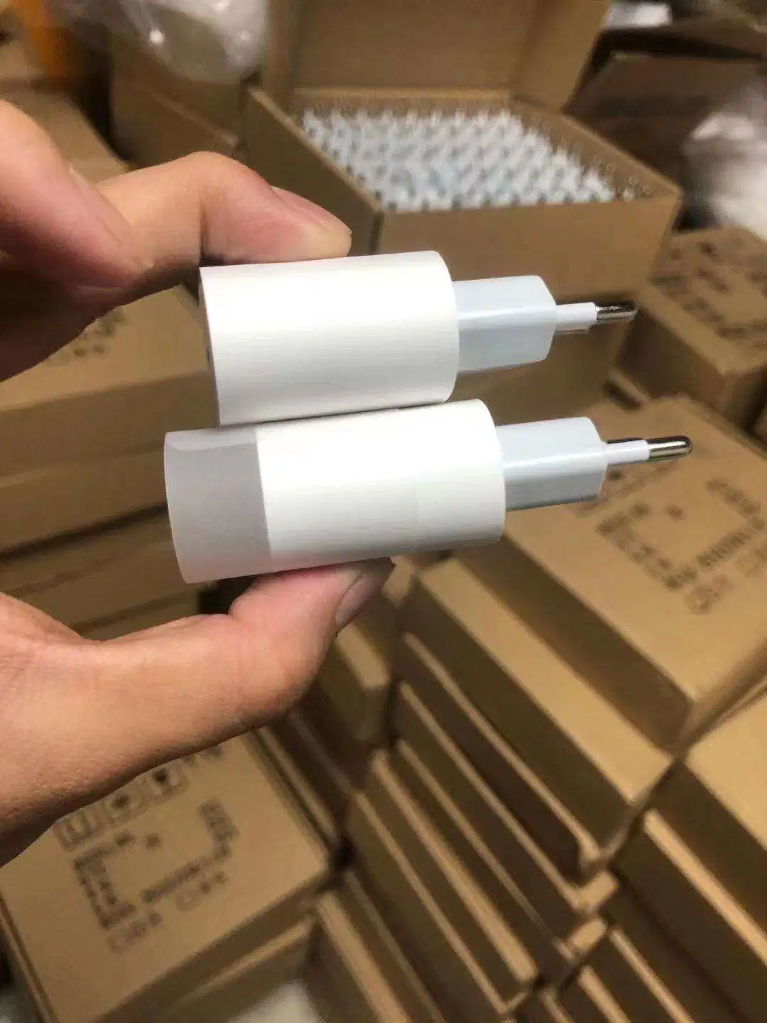 محول كهرباء للهاتف المحمول بقدرة 20 واط مزود بالمصنع للشحن السريع شاحن USB C مضبوط على iPhone 12 13 14 15