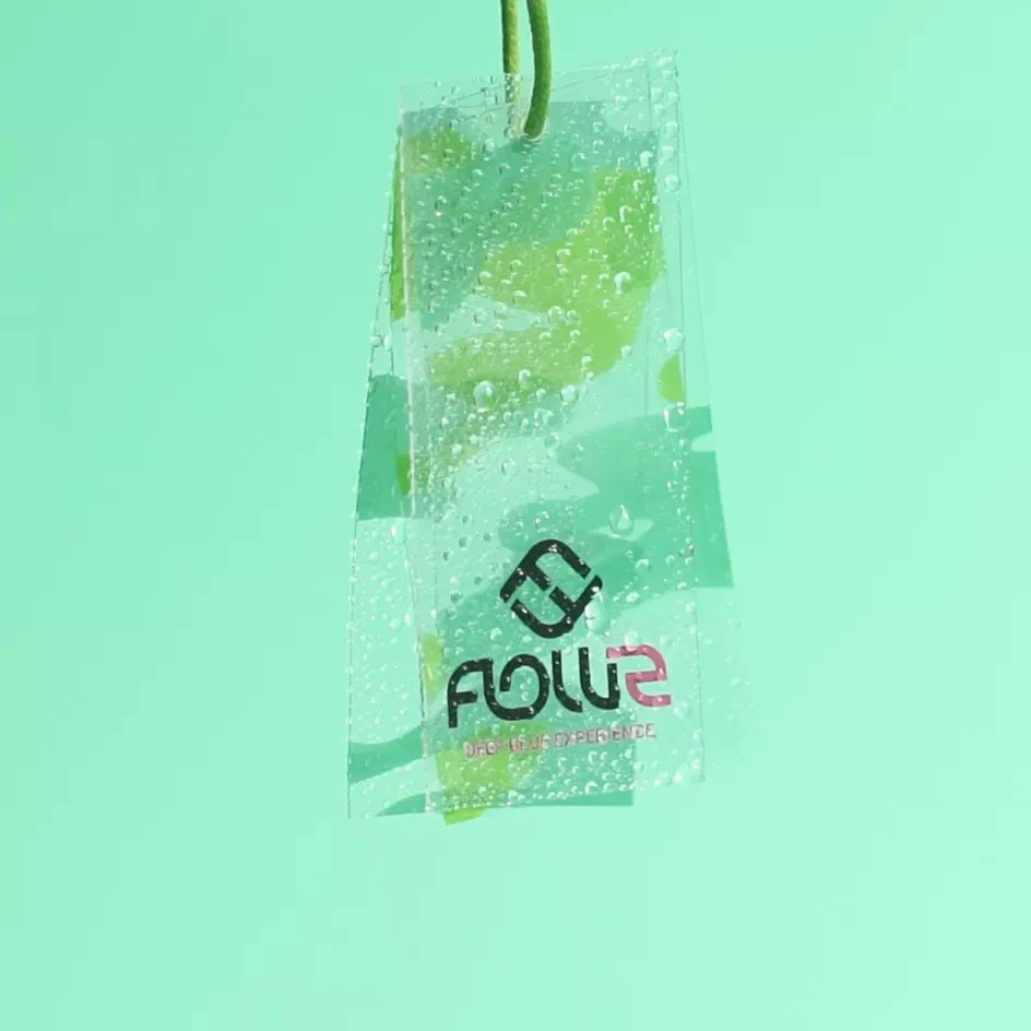 Muestra gratis de moda recicla de nuevo diseño en relieve de la etiqueta la etiqueta de colgar la cadena de PVC Hangtags regalo especial para el vestido propio logotipo