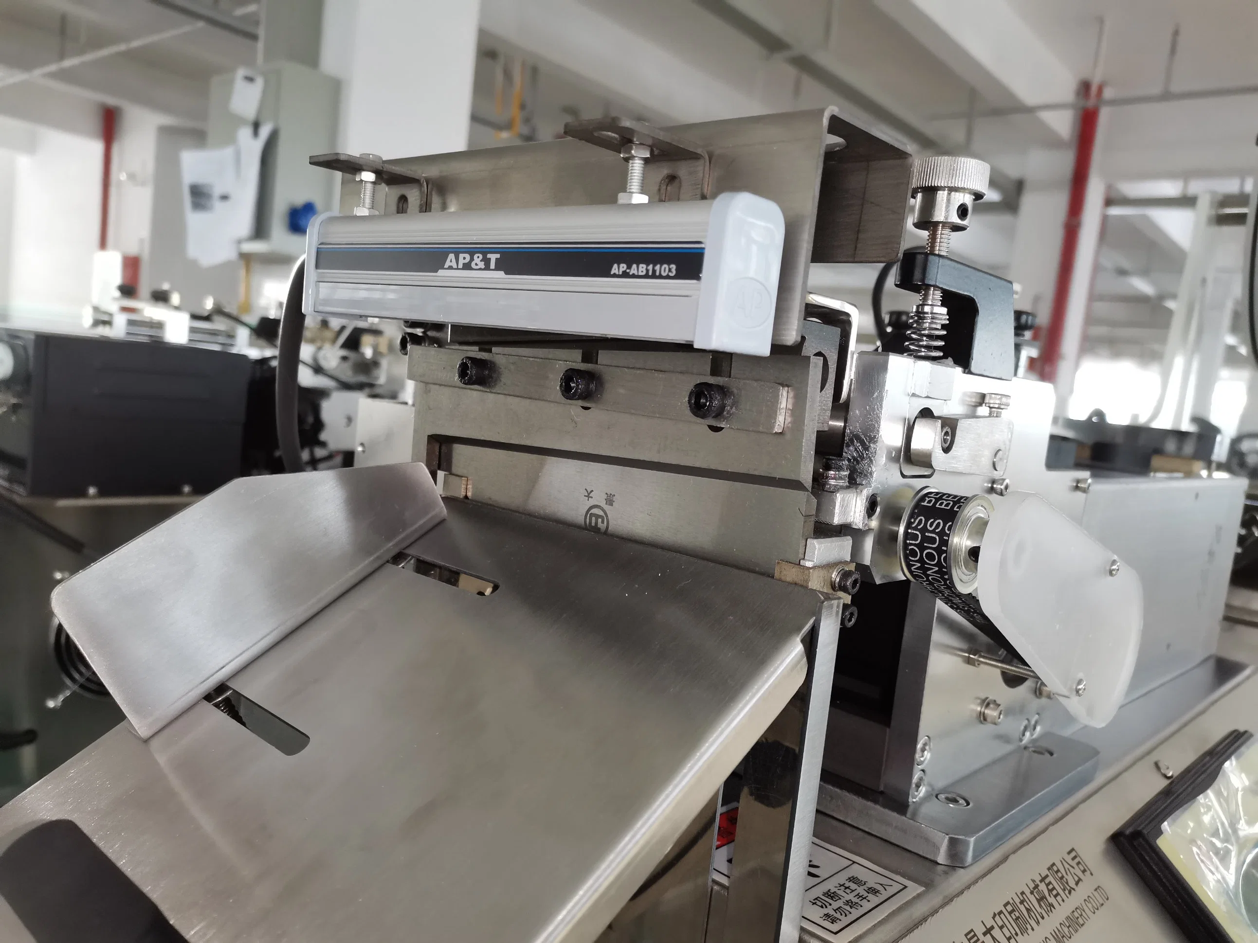 (JQ-3010) Fully Automatic High Speed Hot and Cold Cotton Tape Satin Ribbon Label Cutting Machine for Nylon Taffeta, Paper, Small Size Garment Care Label Cutter