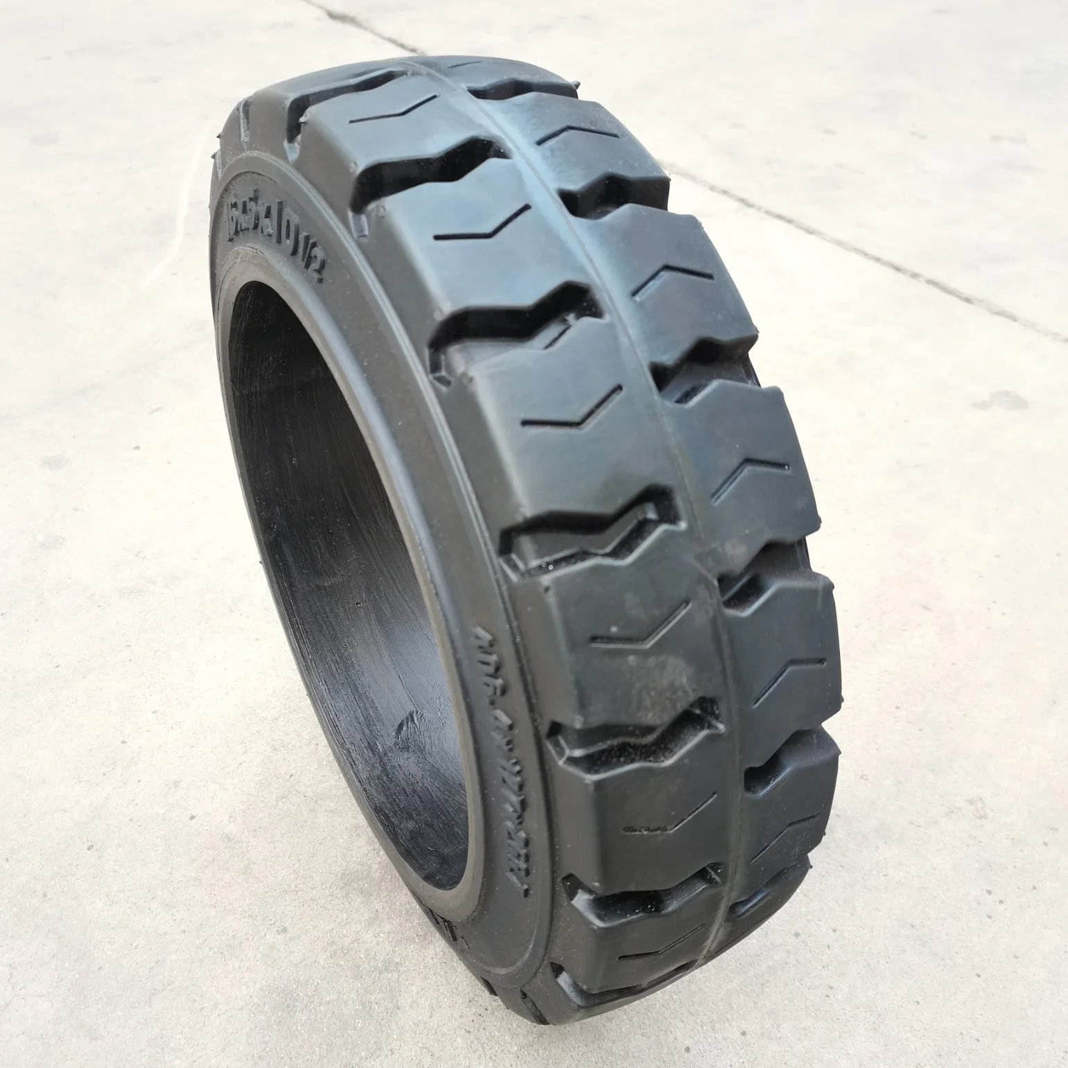 Durable Press on Band Tire Cushion Tire Electric Solid Forklift Tire 21X7X15 26X6X20 22X14X16 Tire Pressed on Solid Tire