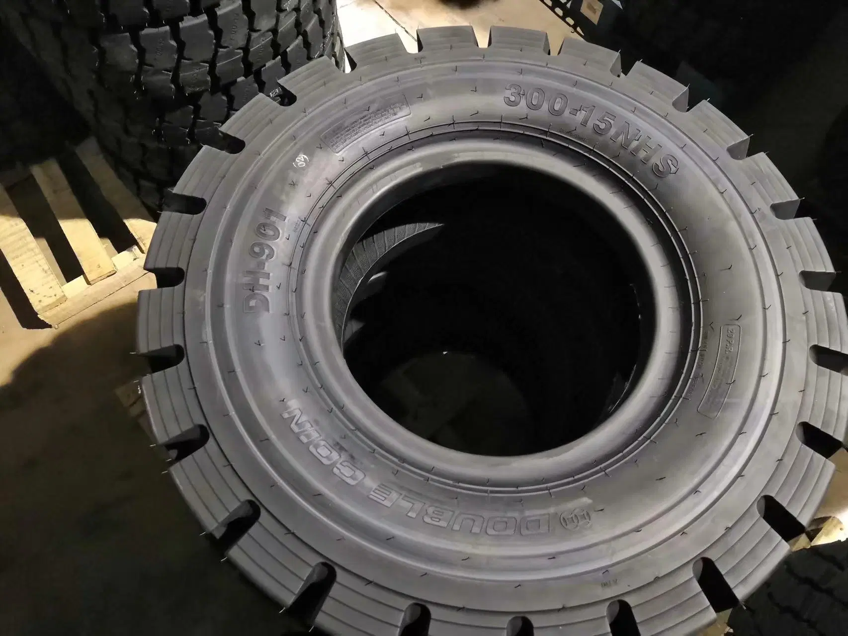 Haulking Brand Industrial Tire Forklift Spare Parts Long Use Life Solid Tires for Forklift Truck Price 300-15 250-15 28X9-15 650-10 700-12 100-20 1100-20