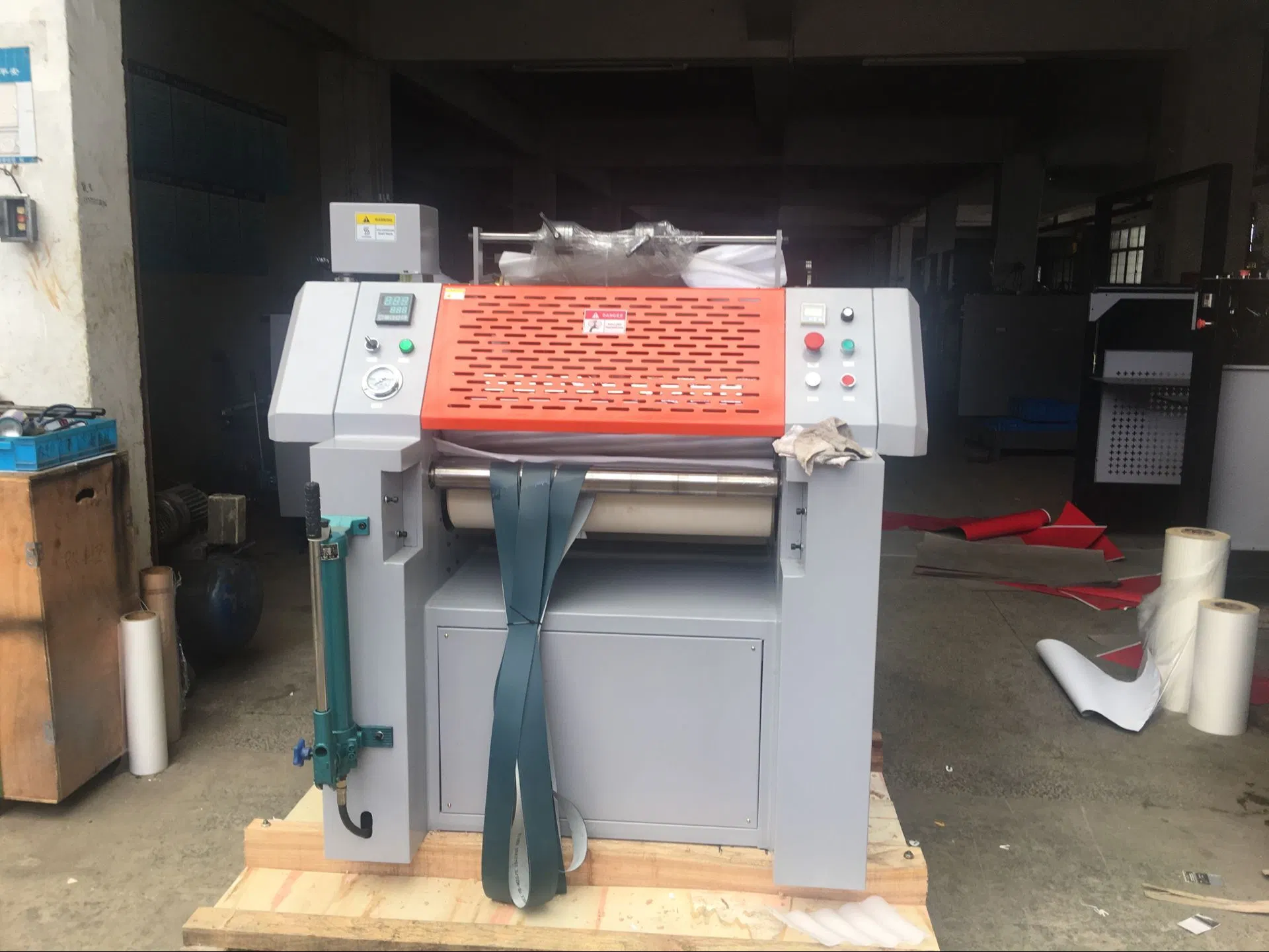 Folha Pre-Glued Semi-Automático Laminador impressora plana de plástico da colagem de Corte Gofragem Laminadora (YDFM-920)