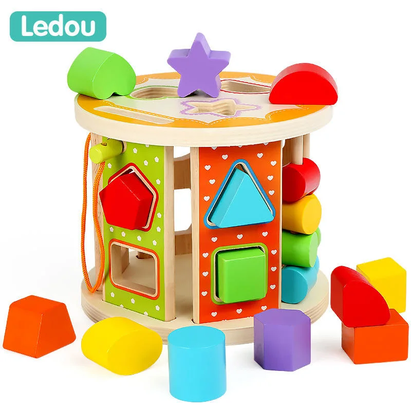 Jouets de tri de formes avec des jouets en blocs de bois.