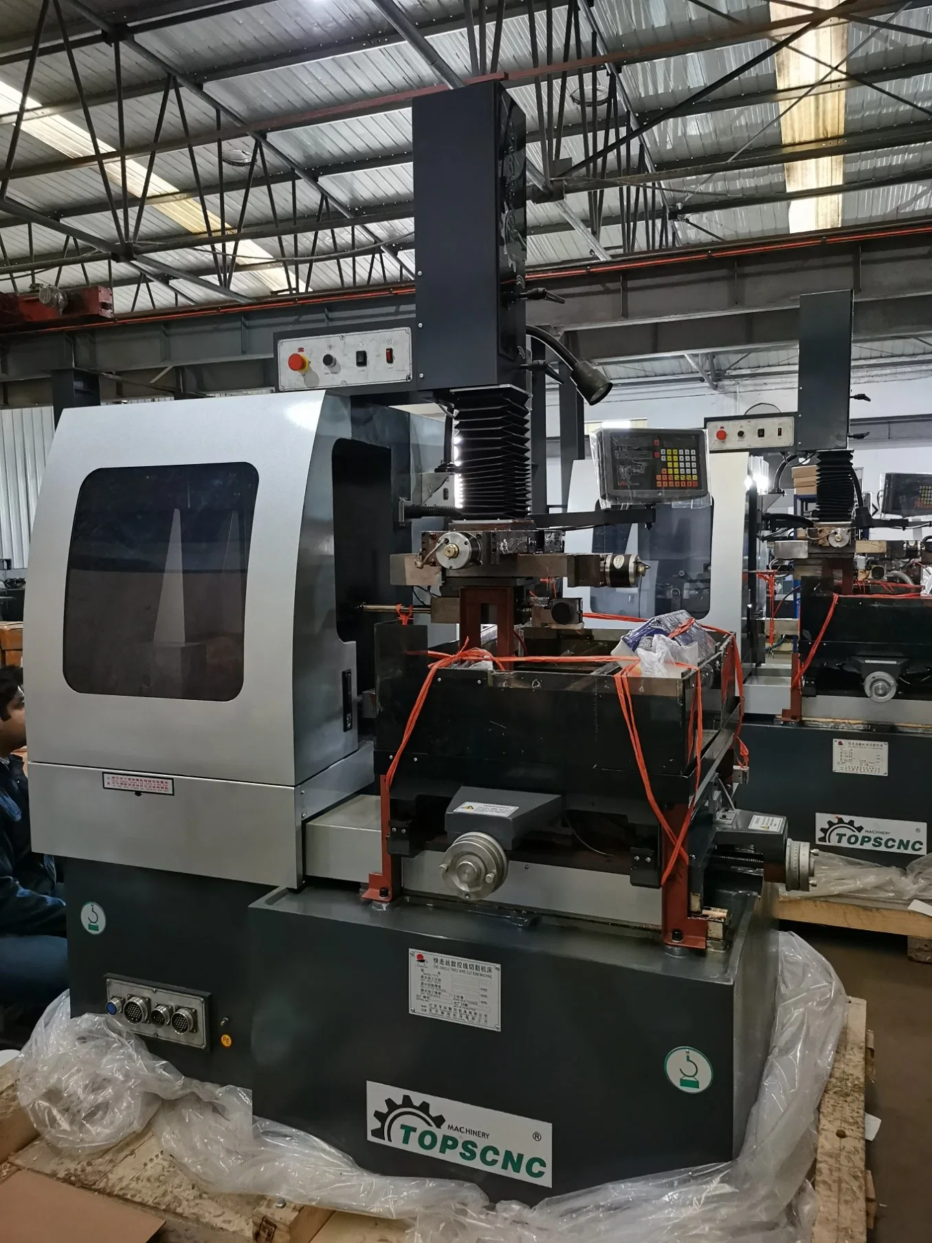 Dk7732zb CNC Cortahilos EDM Máquina con cono grande