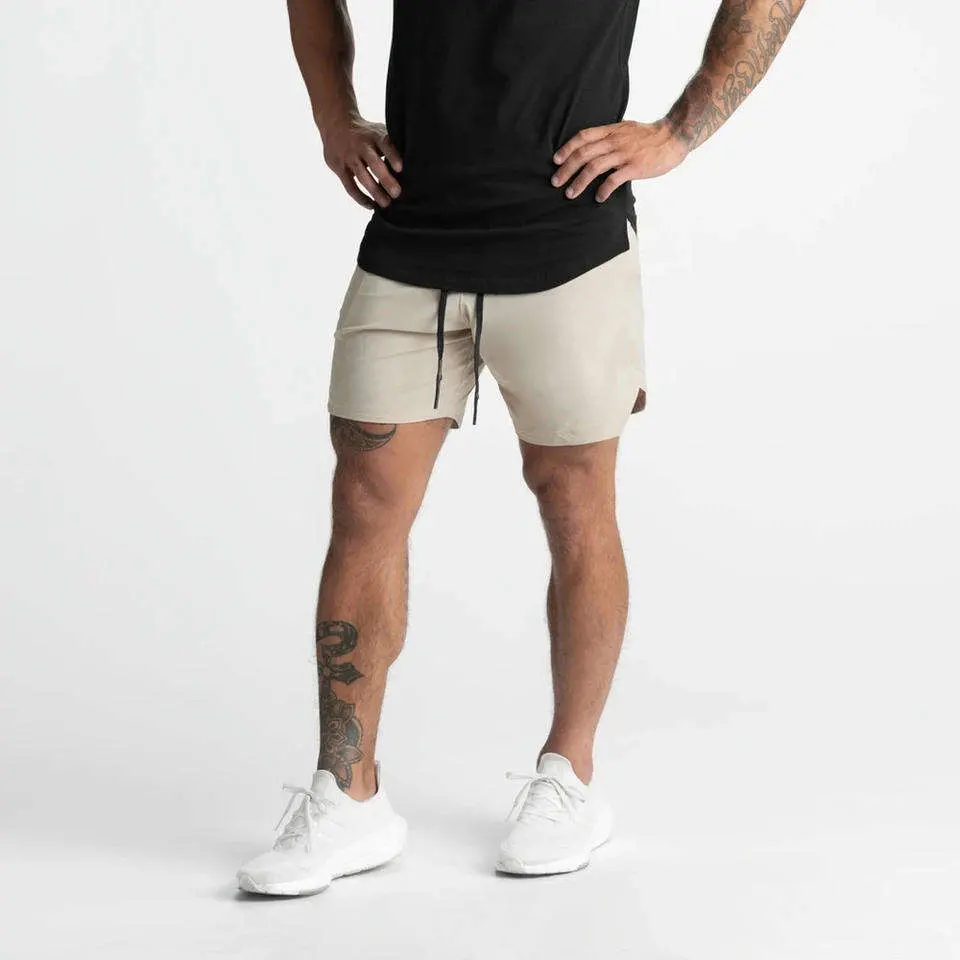 Shorts de sport pour hommes personnalisés en polyester avec poche intérieure, séchage rapide, idéaux pour le gymnase, la course à pied et les activités sportives.