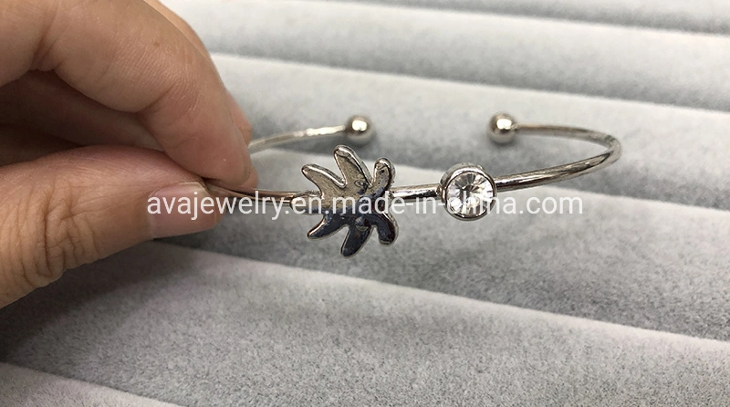 Abrir el brazalete en forma de aleación con hojas de coco