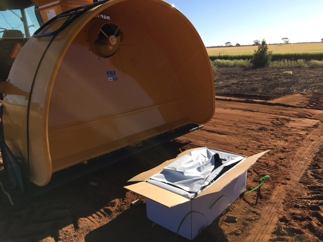 Film plastique en polyéthylène résistant aux UV pour sac de grain de 2,74 mètres sur 75 mètres.