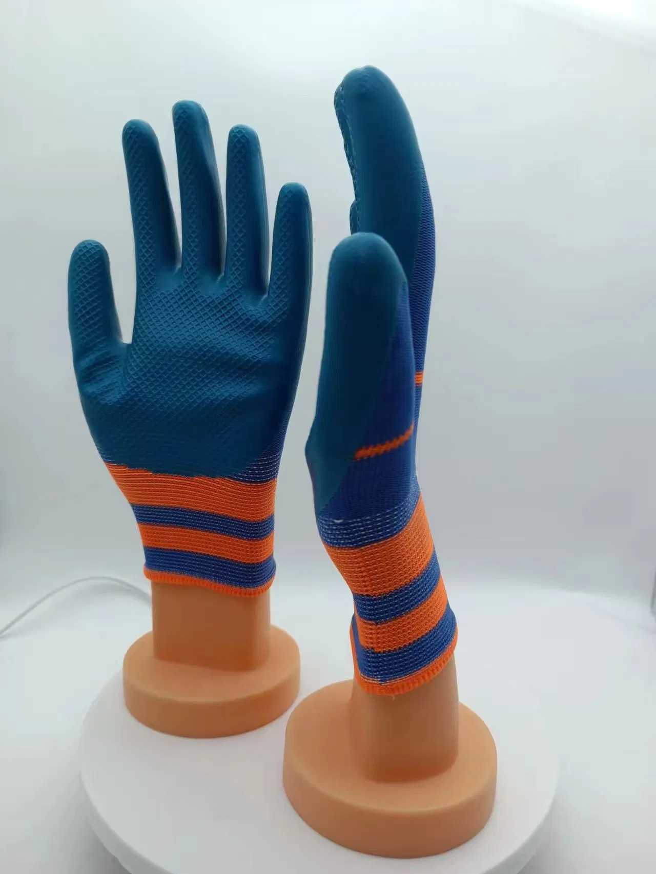 Gants de travail en latex à haute élasticité et à motifs en relief de sécurité.