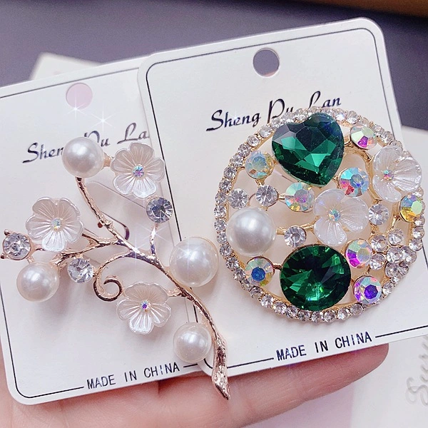 Mayorista Full Crystal Brooch Pins Mujer Accesorios 2023 Moda Colorful Broches de perla CZ y pasador de broche de mariposa