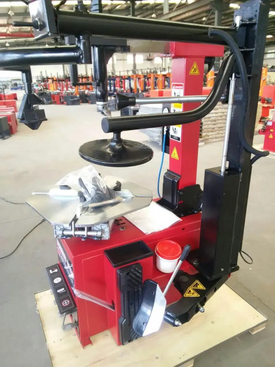 Auto Tire Changing Equipment Vehicle Equipment with Helper Arm