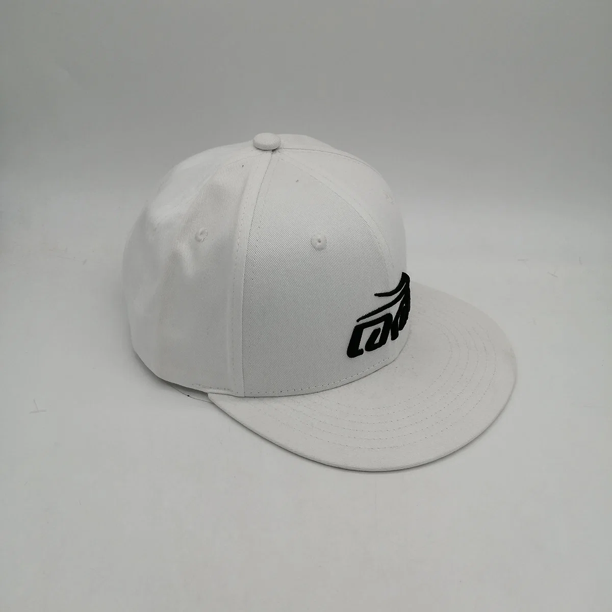 Shenzhen Wholesale/Supplier Fashion Cheap Custom 3D Embroidery White 6 Panel Snapback Hats Caps