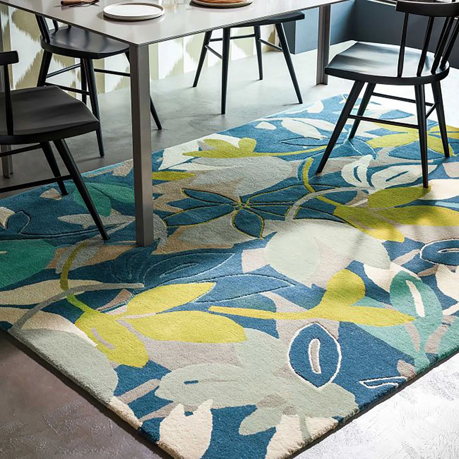 Tapis en laine sur mesure avec motif fait main pour le salon.