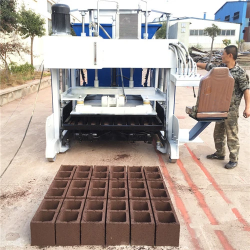 Déplacement de la ponte des oeufs de type machine à fabriquer des blocs de béton, finisseur Machine automatique de bloc de béton de ciment, de pavage brique creuse machine à fabriquer des blocs de verrouillage