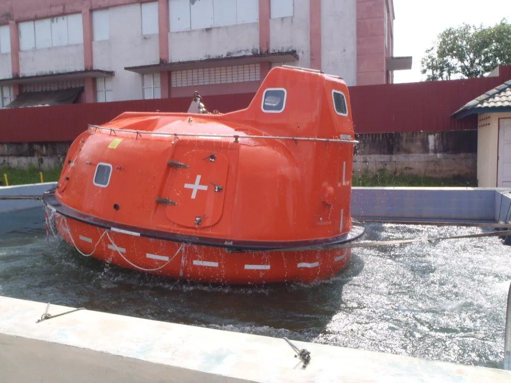 6.0 Customized Round Totally Enclosed Lifeboat