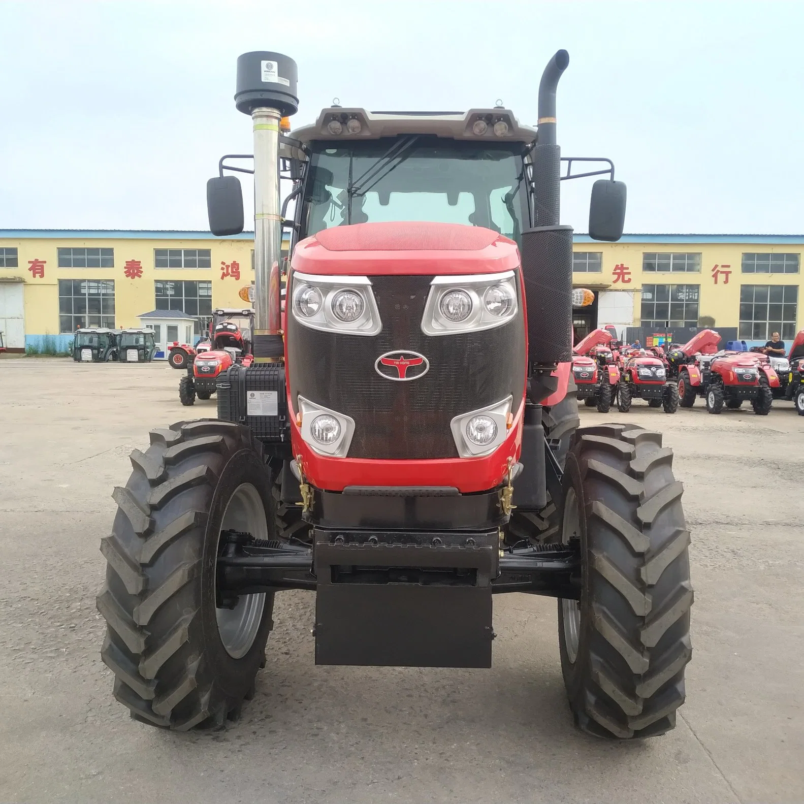 جرار الماكينات الزراعية Yto جرار رباعي الدفع بقدرة 110HP 120HP 130HP Farm