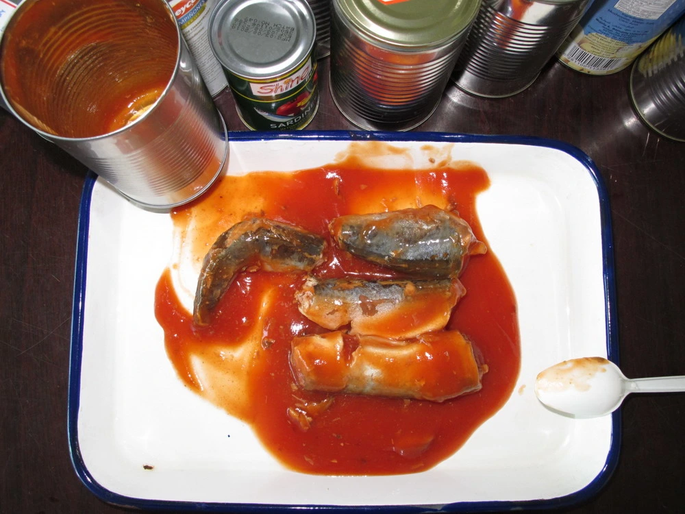 Los mariscos de la salud sardinas enlatadas de pescado en salsa de tomate