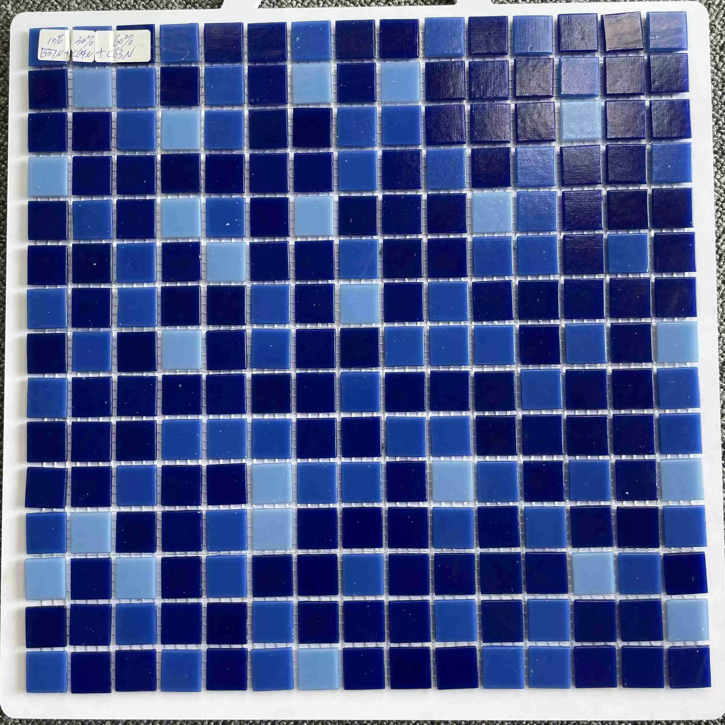 Foshan nouveau décoratif populaire des matériaux de construction piscine bleu cristal brillant carrelage mural en mosaïque de verre