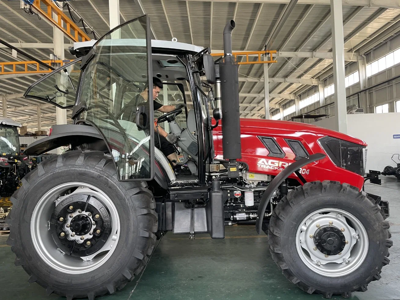China suministro de fábrica 100hp 200hp 260hp 300hp 320hp 340HP 360HP Tractor agrícola 400hp con bomba de émbolo