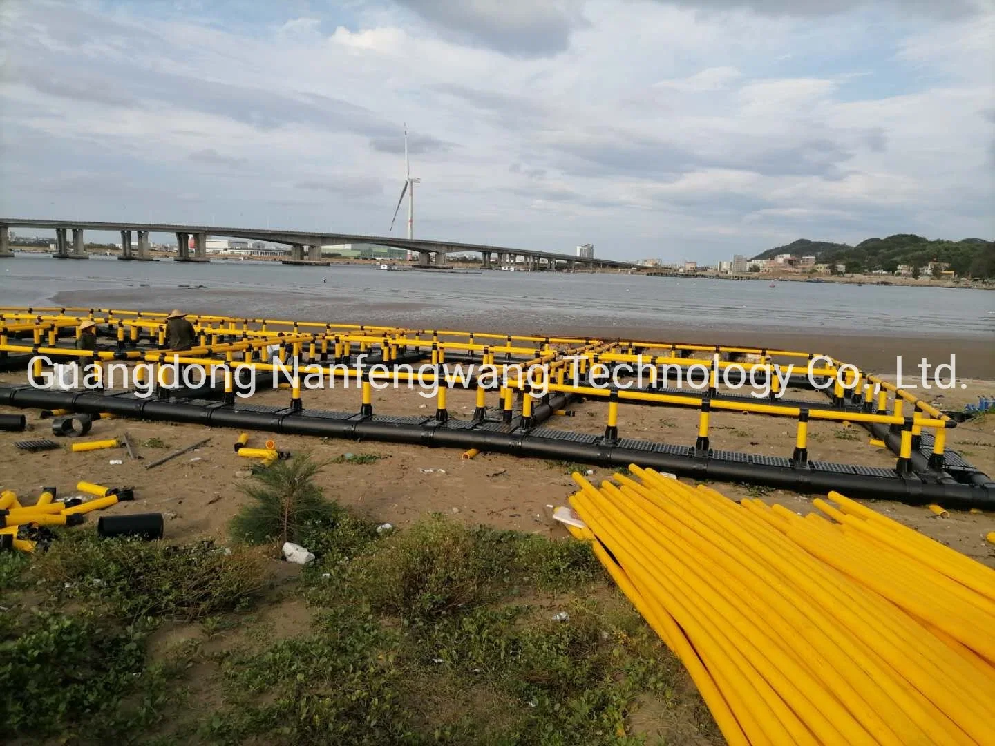 Cage carrée de pisciculture en HDPE pour poissons d'élevage de tilapia ou de mérou dans un lac Équipement de pêche Équipement de pêche