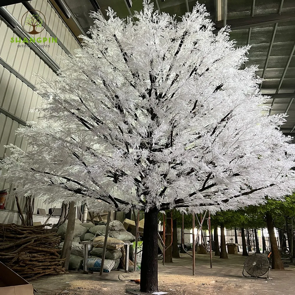 شجرة الصنوبر البيضاء الكبيرة من أشجار الثلج لزينة الزفاف