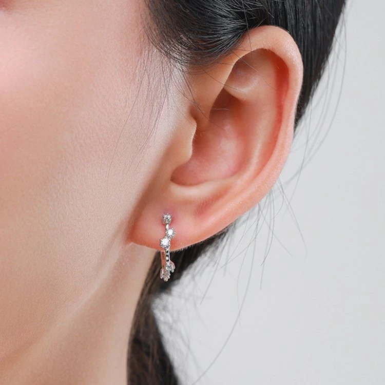 La mitad minimalista Hoop Stud Earrings 925 Joyería de Plata chapada en rodio curiosidades de espesor de la mitad Hoop CZ Aretes de regalo para su