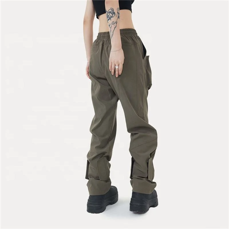 Pantalons cargo à poches personnalisées pour hommes, coupe ample de style urbain.