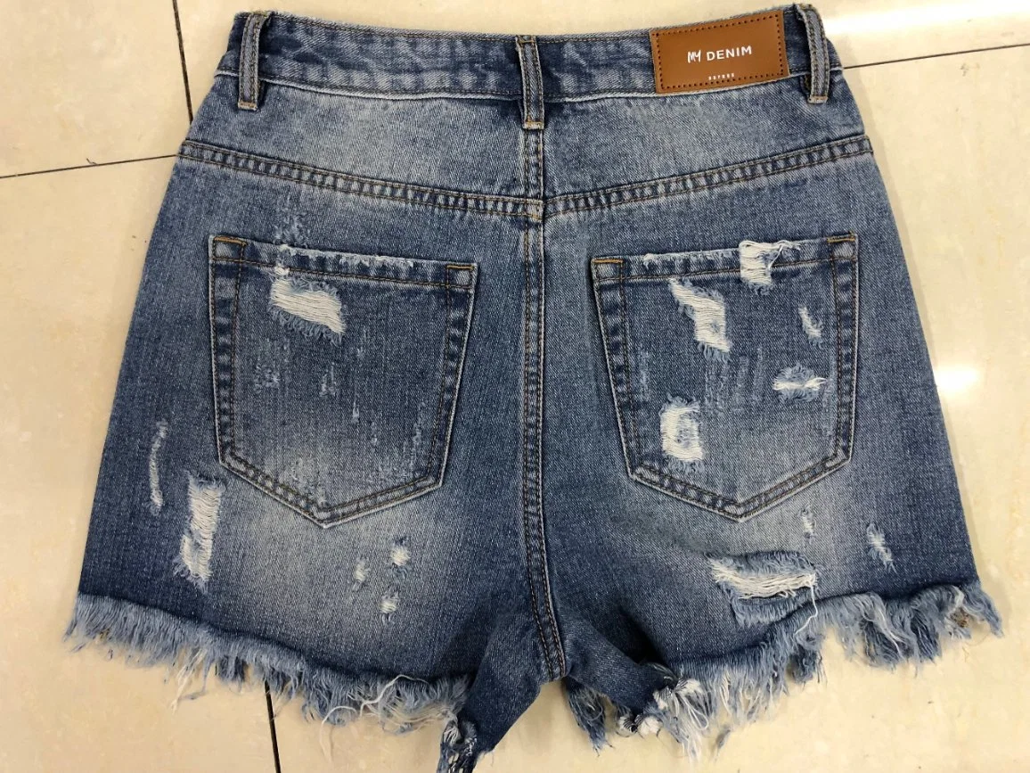 Senhoras Hot Pants de denim Shorts com orifícios e bordados