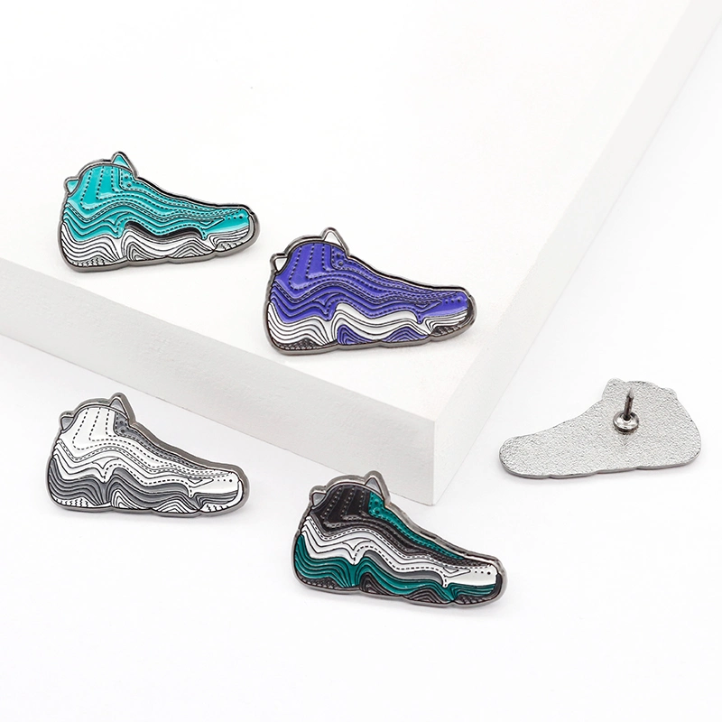 Wholesale/Supplier Custom Shoe Shaped Metal Stamping Brooch Lapel Pin Badge Customised Logo Enamel Sport Brand Sneaker Pin with Rubber Clutch